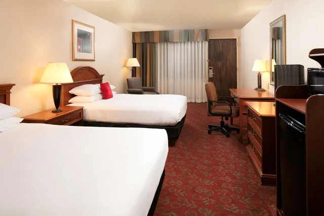Suite, 2 Queen Beds, Pool Side, Sofa، Red Lion Hotel And Conference Center St George 1/2