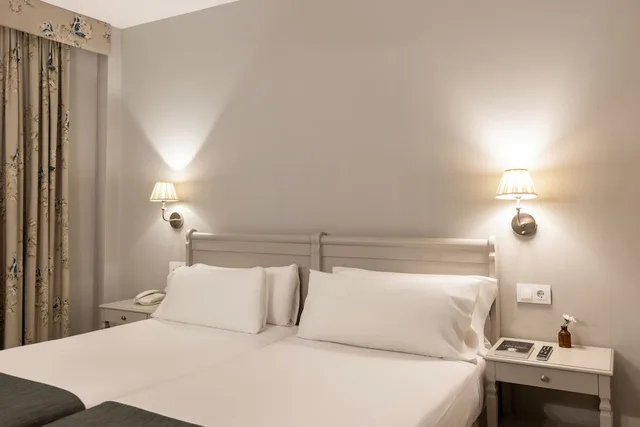 غرفة عائلية بسرير كوين وسريرين منفصلين بغرفتي نوم، HOTEL PAX TORRELODONES 2/5