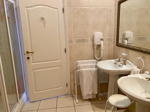 Room, 1 Double and 1 Single Bed, Garden Wing، TWIN TREES HOTEL AND LEISURE CLUB(FORMERLY Downhill House Hotel) 4/6