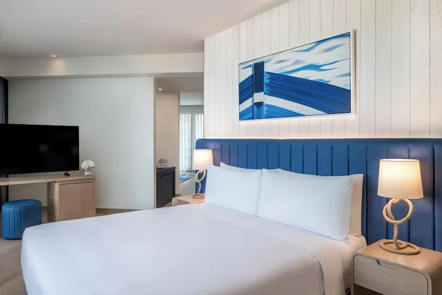 1 Bedroom, Suite, King Bed, Plaza View, Kitchenette، Crowne Plaza Abu Dhabi Yas Island 2/3