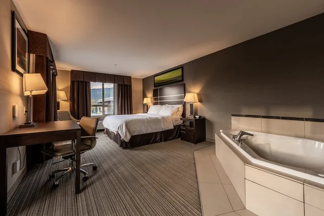 جناح بسرير كينج بإطلالة على الجبل، HOLIDAY INN EXPRESS GOLDEN KICKING HORSE 1/3