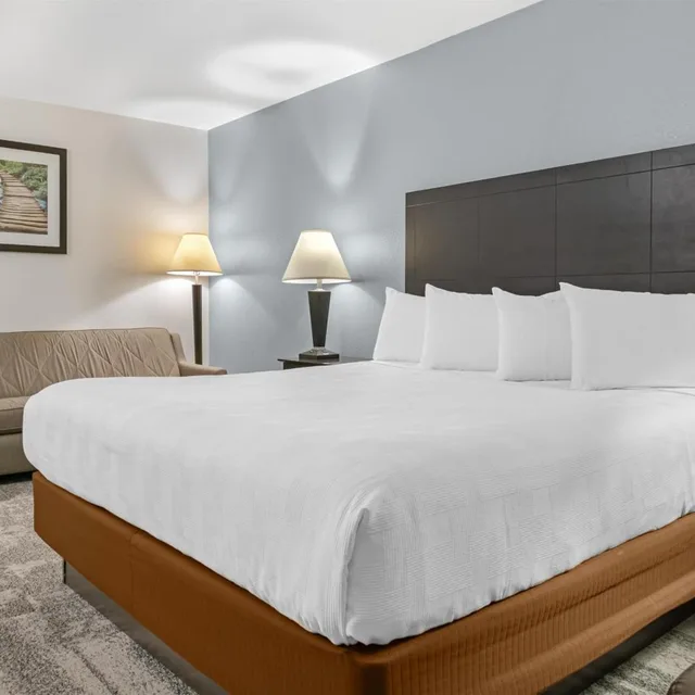 جناح بسرير كينج بشرفة مع أريكة، Best Western Lakewinds 2/8