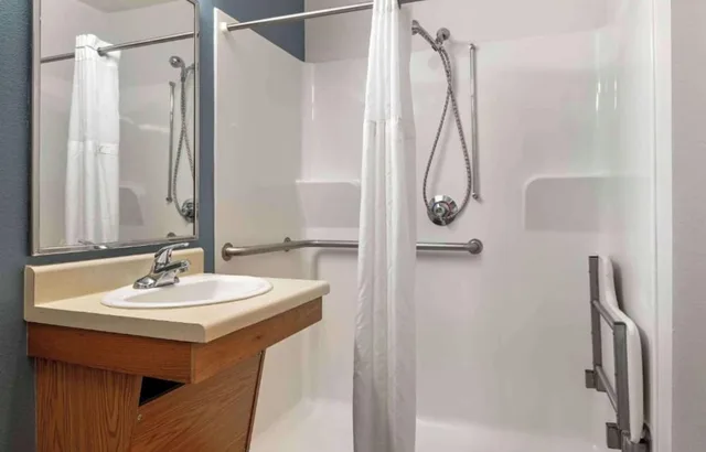 غرفة بسريرين مزدوجين بمطبخ، Studio 6 Extended Stay Cincinnati Sharonville OH 5/7