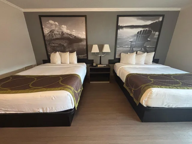 غرفة بسرير كينج وسريرين كوين، Super 8 by Wyndham Macleod Trail Calgary 1/9