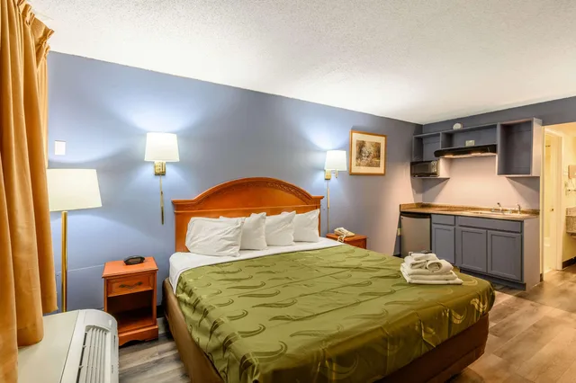 جناح بسرير كينج، Quality Inn New Orleans I-10 East 2/2