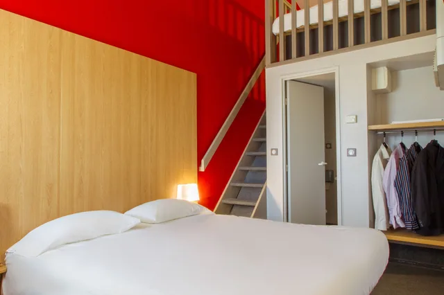 غرفة رباعية بسرير مزدوج وسريرين منفصلين، B&B HOTEL Troyes Barberey 3/6