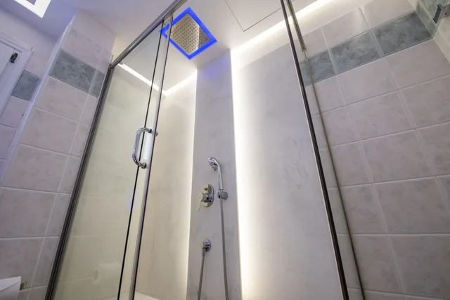 غرفة سوبيريور رباعية بسرير كوين وسريرين منفصلين بإطلالة على البحر، Aegialis Hotel And Spa 2/2
