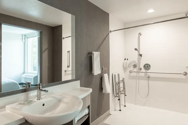 جناح بسرير كينج مع سرير سحّاب إضافي لذوي الإعاقة، SpringHill Suites Chester 2/5