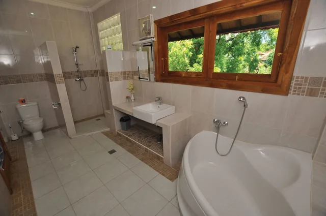 Penthouse, King Bed, Tulamben Wreck Divers 2/2