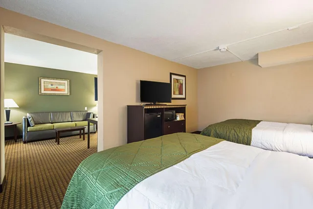 جناح بسرير كوين مع أريكة، Quality Inn & Suites Greenville - Haywood Mall 1/6