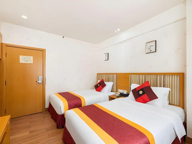 غرفة قياسية بسريرين، Royal Garden Hotel 1/2