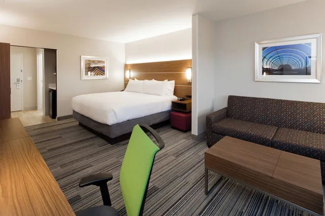 جناح بسرير كينج مع أريكة، Holiday Inn Express Suites East Peoria Riverfront 2/3