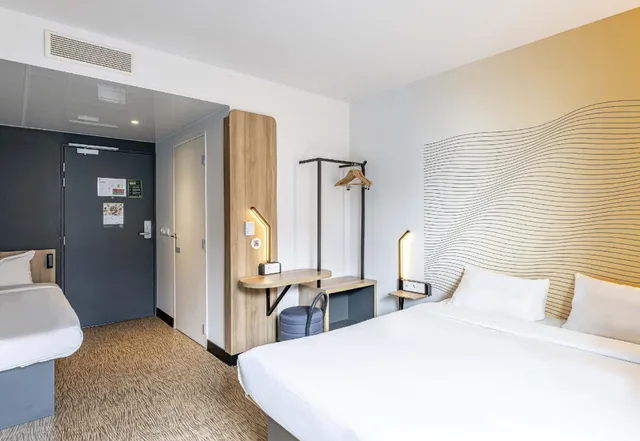 غرفة ثلاثية بسرير كينج وسرير فردي، B&B Hotel Bordeaux Centre Gare Saint-Jean 1/1
