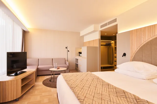 غرفة ديلوكس بسرير كينج مع أريكة بمطبخ صغير، Nordic Hotel Forum, WorldHotels Distinctive 1/2
