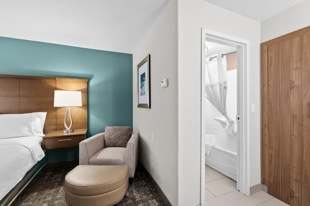 جناح استوديو بسرير كوين، Staybridge Suites Hotel Calgary Airport 1/3