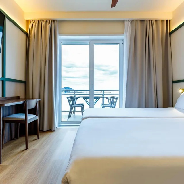 غرفة بسرير مزدوج بإطلالة على البحر بشرفة، Petit Palace Tamarises 2/10