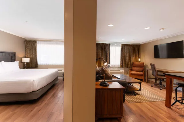 جناح بسرير كينج مع أريكة بمطبخ، Prestige Hudson Bay Lodge & Conference Centre, WorldHotels 3/4
