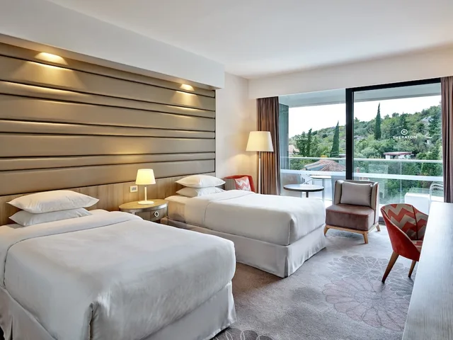 غرفة سوبيريور بسريرين منفصلين بإطلالة جزئية على البحر، Sheraton Dubrovnik Riviera Hotel 1/5