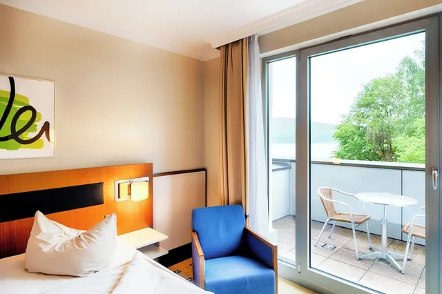 غرفة سوبيريور بسرير مزدوج بإطلالة على البحيرة لذوي الإعاقة، Welcome Hotel Meschede Hennesse 3/5