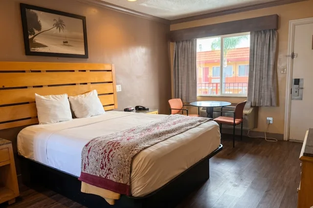 Room, Queen Bed, Smoking, Om Park Inn and Suites El Cajon near San Diego 2/10