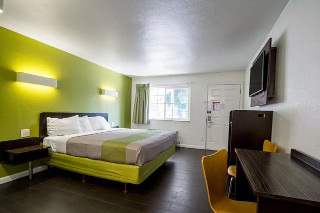 غرفة بسرير كينج، Motel 6 Monterey Downtown 5/10