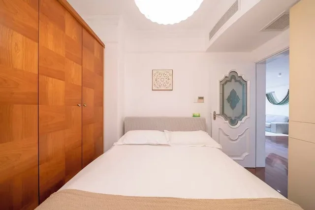 Senior, Apartment, 1 Queen and 3 Double Beds، Book and Bed-People's Square 1/10