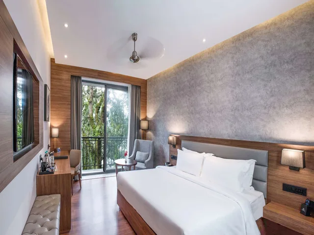 غرفة ديلوكس بسرير مزدوج بإطلالة على البحيرة، The Rosefinch Sarovar Portico 2/6