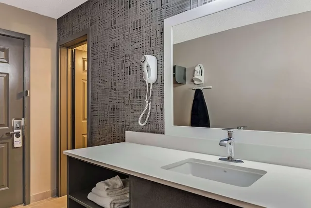 جناح بسريرين كينج بإطلالة على الجبل بحوض جاكوزي، The Wander Hotel, a Ramada by Wyndham 6/7