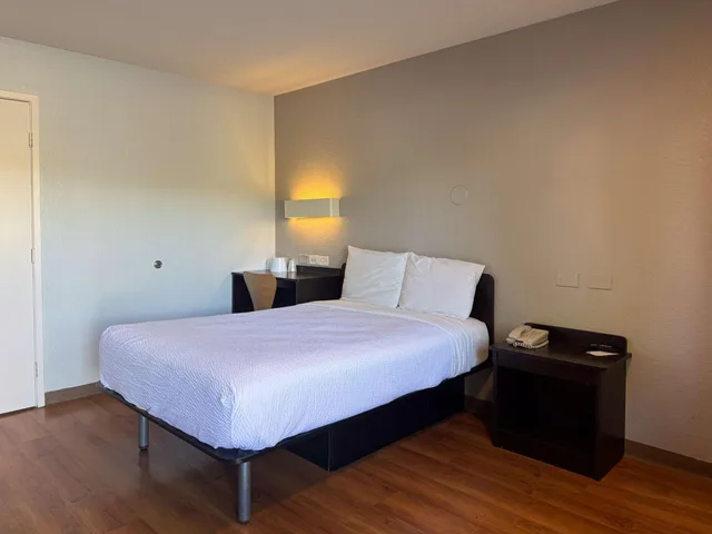 غرفة بسرير كوين، Motel6 Simi Valley, CA 4/9