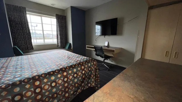 Suite, Queen Bed, Americas Best Value Inn & Suites Jackson, TN 1/5