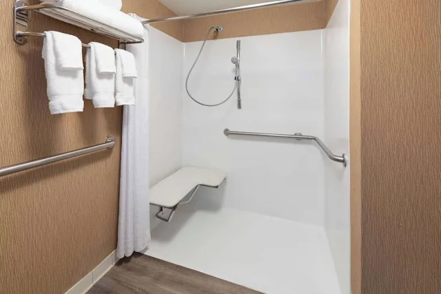 غرفة بسرير كينج لذوي الإعاقة، Wyndham Garden Norfolk Downtown 2/3