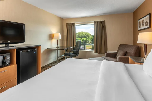 غرفة ديلوكس بسرير كينج في الطابق الأرضي، Comfort Inn Baie-Comeau 5/9