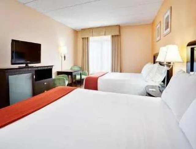 غرفة بسريرين كوين، Baymont By Wyndham East Windsor Bradley Airport 2/4