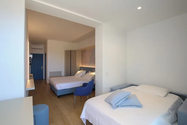 غرفة بانورامية ثلاثية بسرير كوين وسرير فردي بإطلالة على البحر، Riviera Castelsardo Hotel 10/10