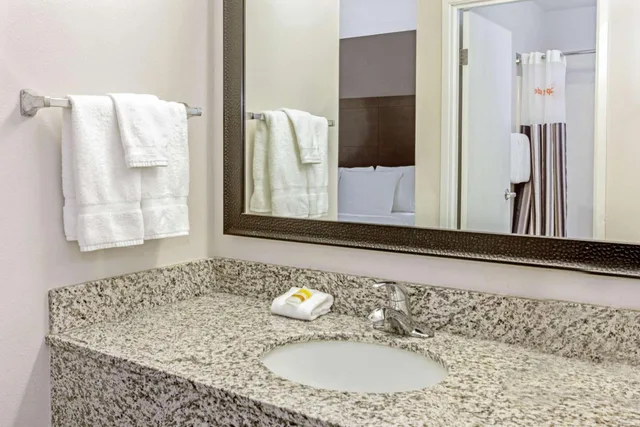 غرفة تنفيذية بسرير كينج، La Quinta Inn Suites By Wyndham Milwaukee Delafield 4/5