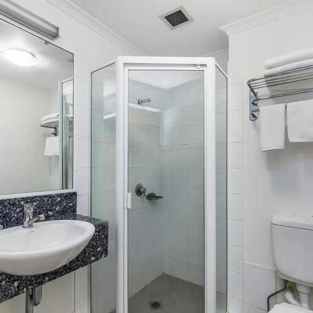 غرفة بسريرين منفصلين بشرفة، THE WELLINGTON APARTMENT HOTEL 3/4