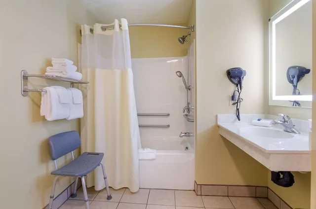 غرفة بسرير كوين لذوي الإعاقة، Americas Best Value Inn & Suites Independence Va 3/3