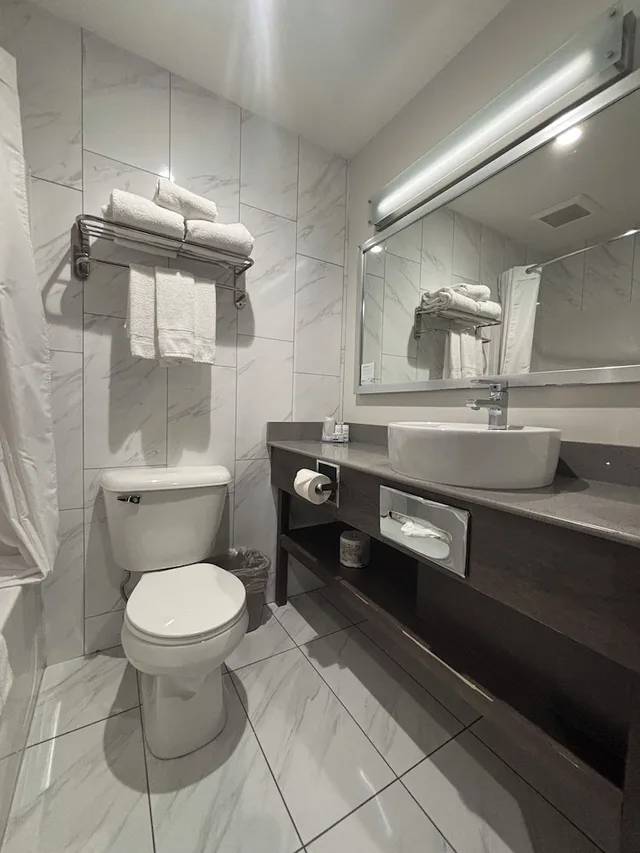 Efficiency, 2 Queen Beds, Kitchenette، Super 8 by Wyndham Macleod Trail Calgary 4/4