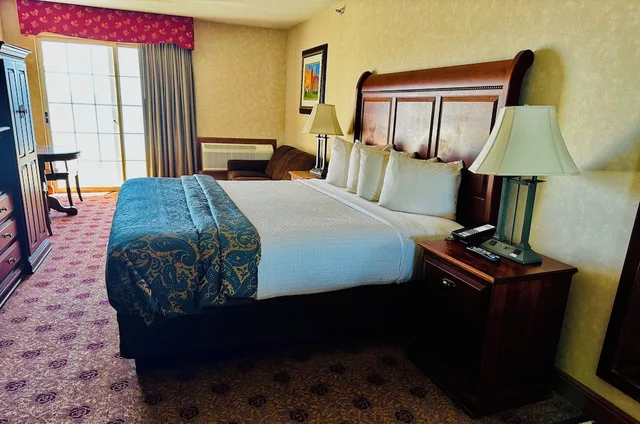 Deluxe, King Bed, Lake View, Sofa, Jetted Tub, Hamilton Inn Select Beachfront 3/7