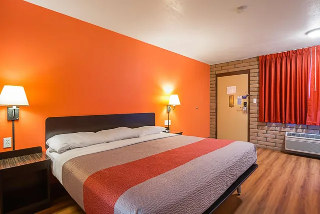 1 King Bed Mobil Access Tub Nsmk Micfridg، Motel6 Safford, AZ 9/10