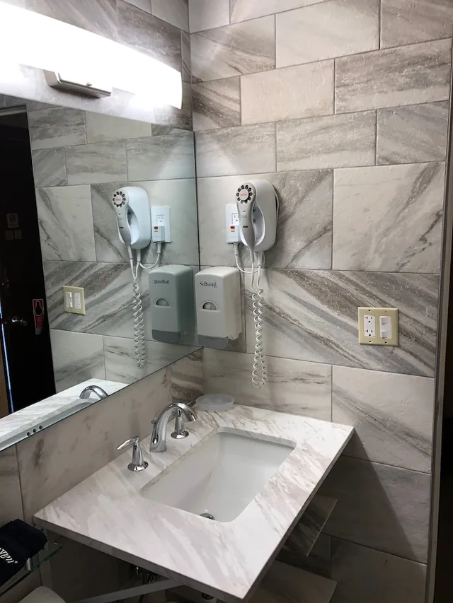 Room, 1 Single and 2 Queen Beds, Top Floor، Tyrolean Lodge 7/9