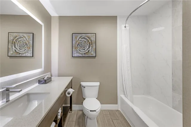 غرفة بسرير كينج يُسمح فيها بالحيوانات الأليفة، Best Western Independence Kansas City 4/4