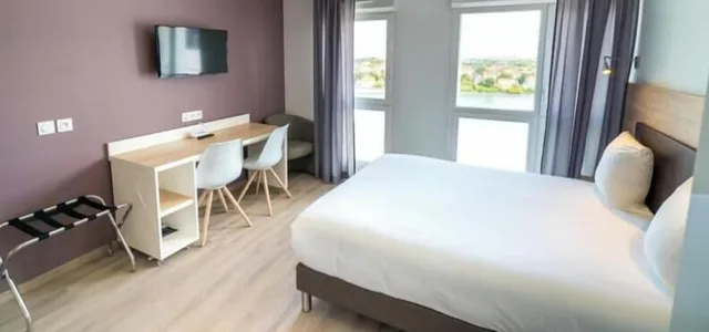 استوديو بسرير كوين بإطلالة على النهر بشرفة مع أريكة، All Suites Appart Hotel Choisy Le Roi 3/6