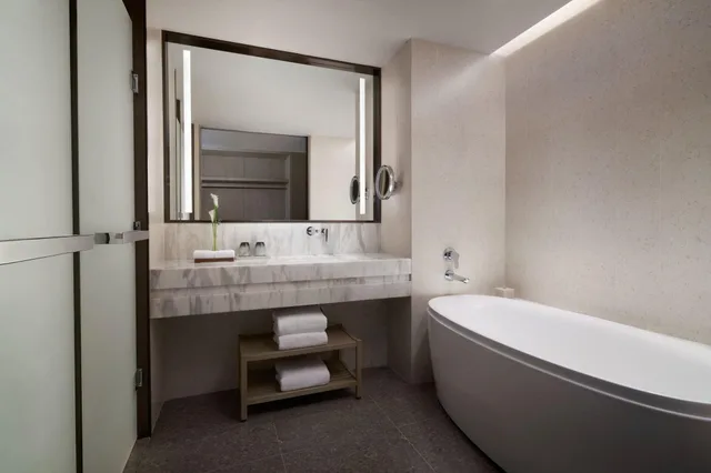 غرفة بسرير كينج بإطلالة على الحديقة، Marriott Yalong Bay 4/4