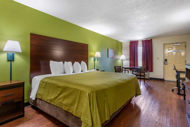 غرفة بسرير كينج بحوض جاكوزي، Econo Lodge Fayetteville, NC 2/6