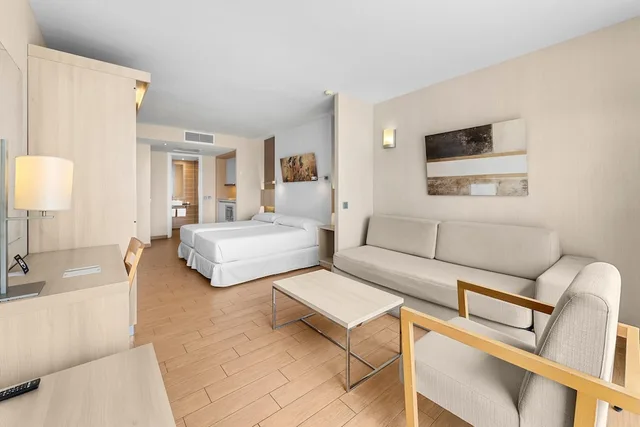 غرفة عائلية بسرير مزدوج وسريرين منفصلين بإطلالة على المسبح بشرفة، THB Lanzarote Beach 3/10