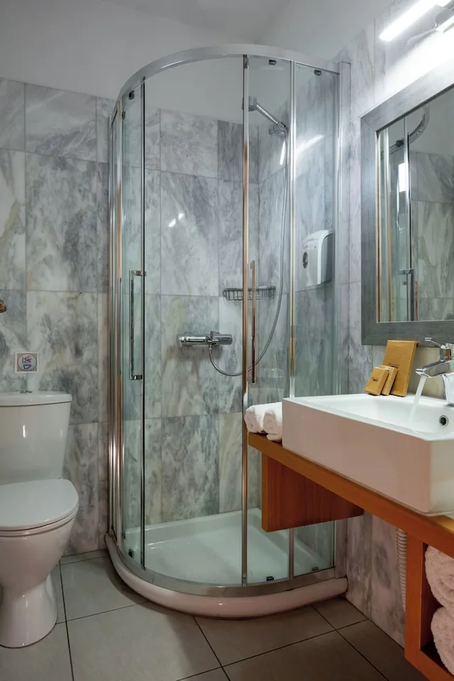 جناح بسريرين منفصلين بإطلالة على البحر بغرفتي نوم مع أريكة بمسبح خاص، Miramare Resort & Spa 3/5