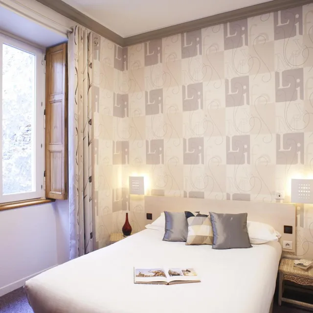 غرفة ثلاثية، Hôtel Duquesne 2/10