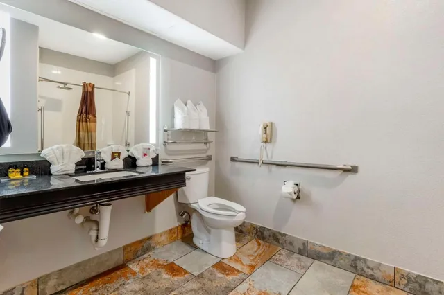 جناح بسريرين كوين مع أريكة بحوض استحمام لذوي الإعاقة، Best Western Plus Des Moines West Inn & Suites 2/2