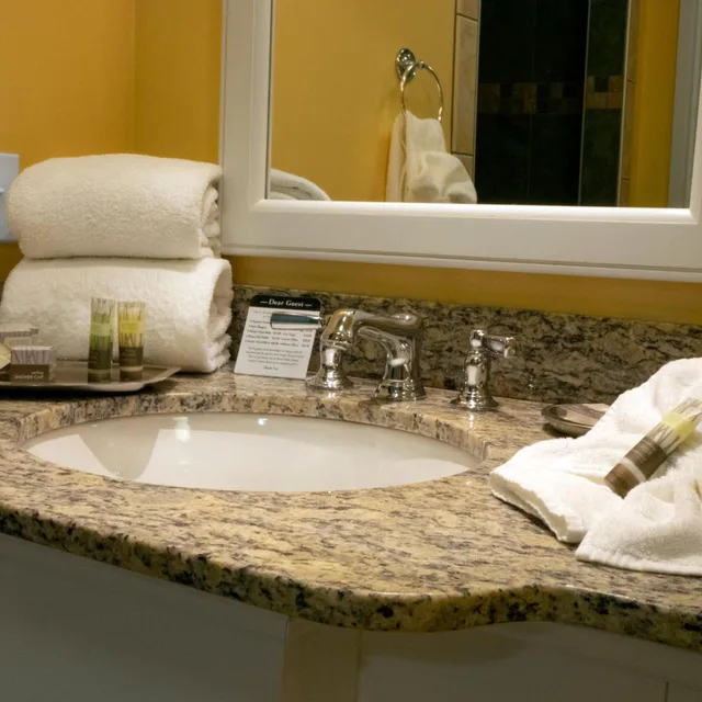 Room, 2 Queen Beds, Village View، Watkins Glen Harbor Hotel 7/7